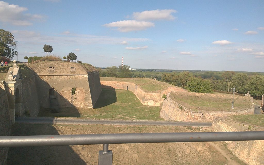 Знаменитая сербская крепость Петроварадинская крепость фото