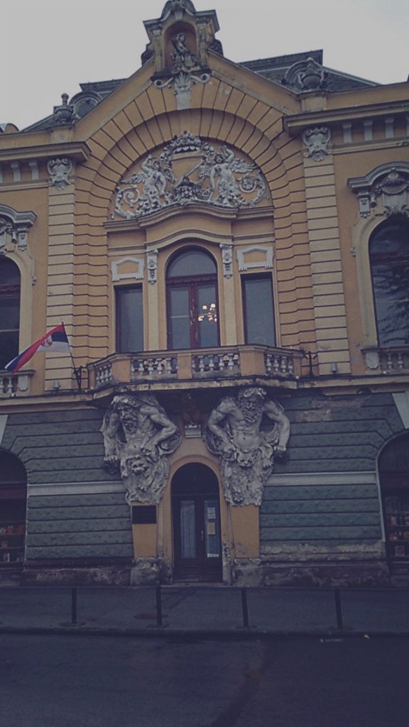 величественное здание библиотеки в городе Суботице, фото