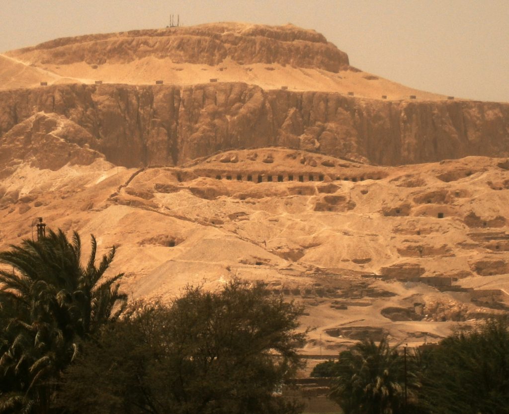 Жаркий скалистый Египет