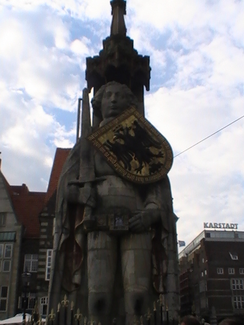 статуя Роланда в Бремене фото