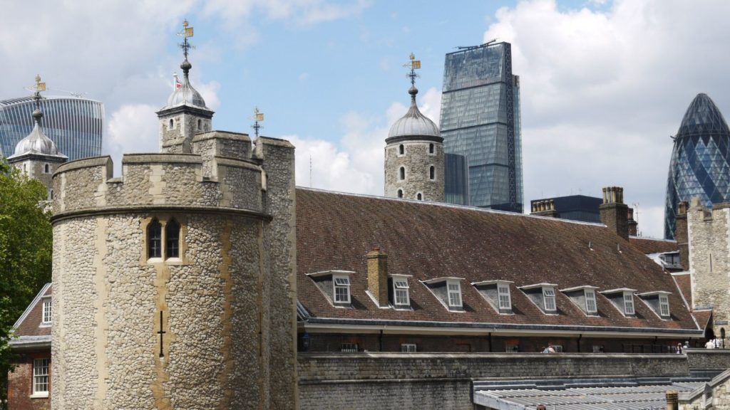 Древние башни Тауэра в Лондоне фотографии