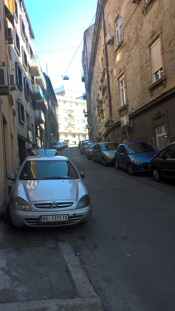 Белград и его фирменная парковка машин