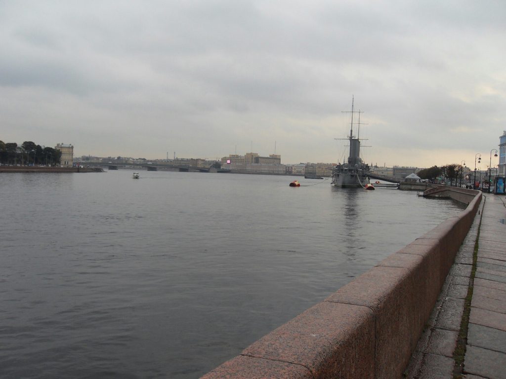 знаменитый крейсер "Аврора" в Питере фото