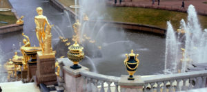 фонтан возле дворца в Петергофе
