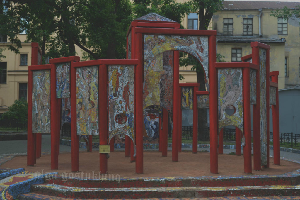 Детская площадка в Мозаичный дворик в Санкт-Петербурге фото