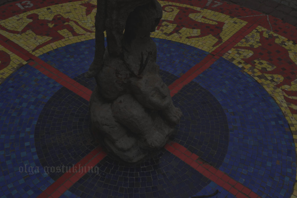 Часы и знаки зодиака в Мозаичном дворике в Питере картинки