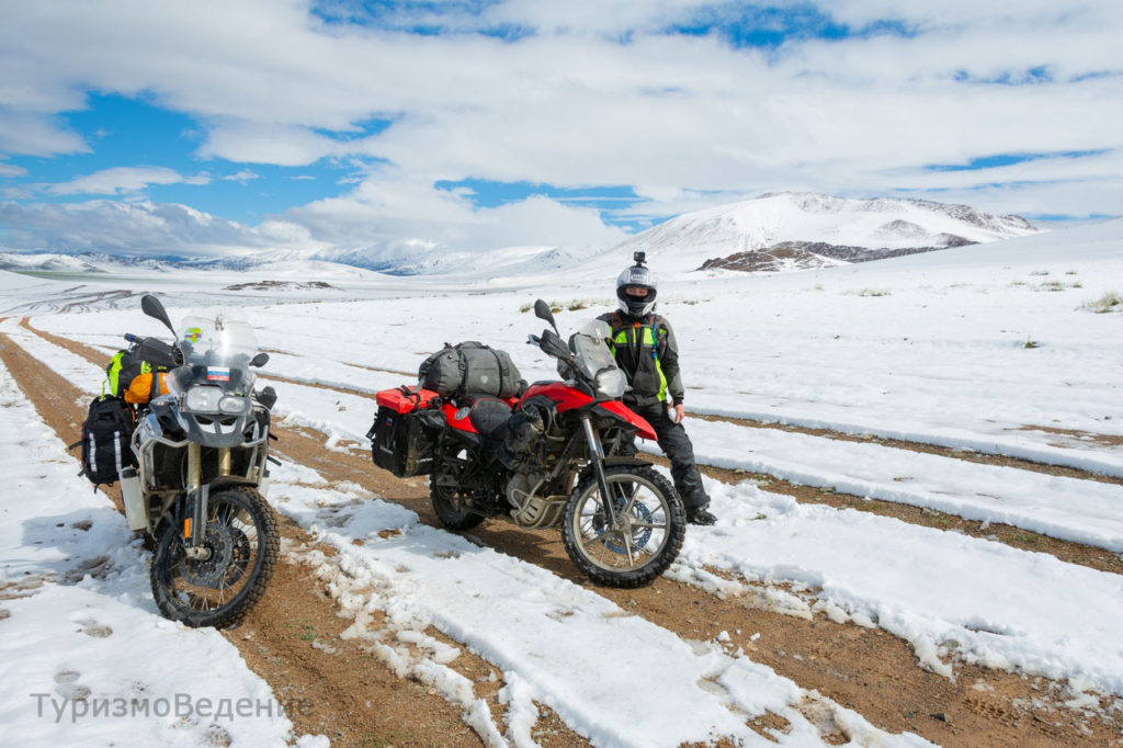 снежные горы и долины в Монголии