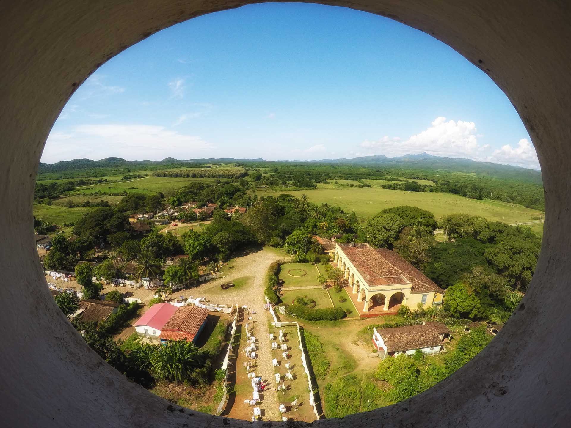 vista-desde-la-torre-de-manaca-iznaga-valle-de-los-ingenios-trinidad-cuba.jpg